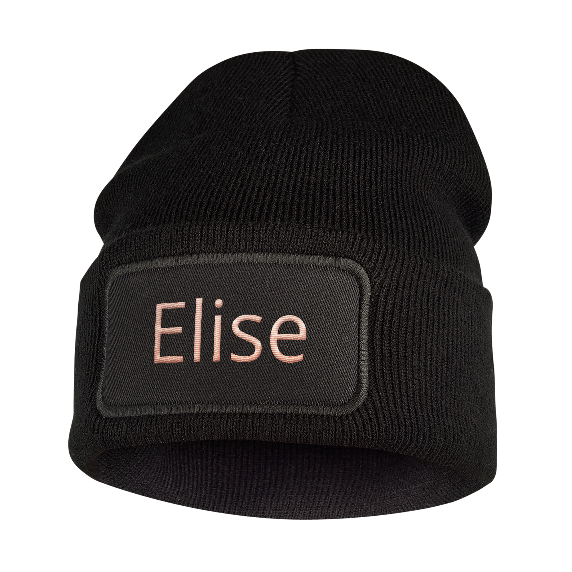 Černá čepička s vyšívaným jménem Elise růžovou nití na obdélníkové záplatě.