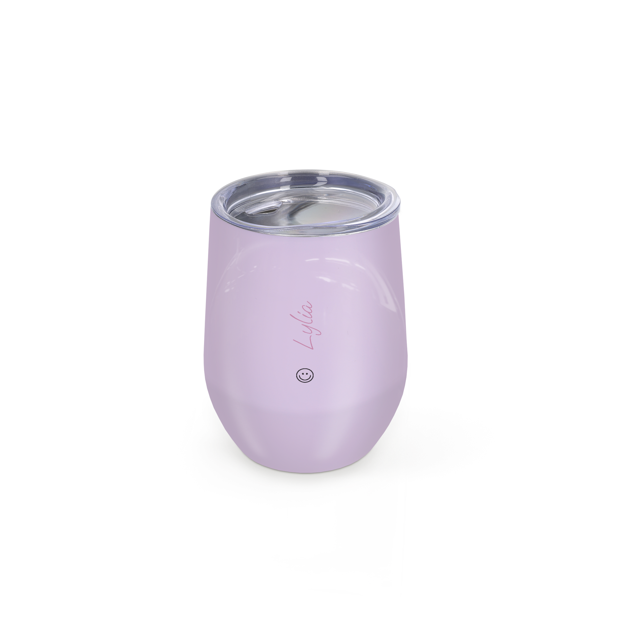 Copo de viagem personalizado roxo com tampa transparente, nome "Lylia" e emoticon de sorriso impressos em rosa.