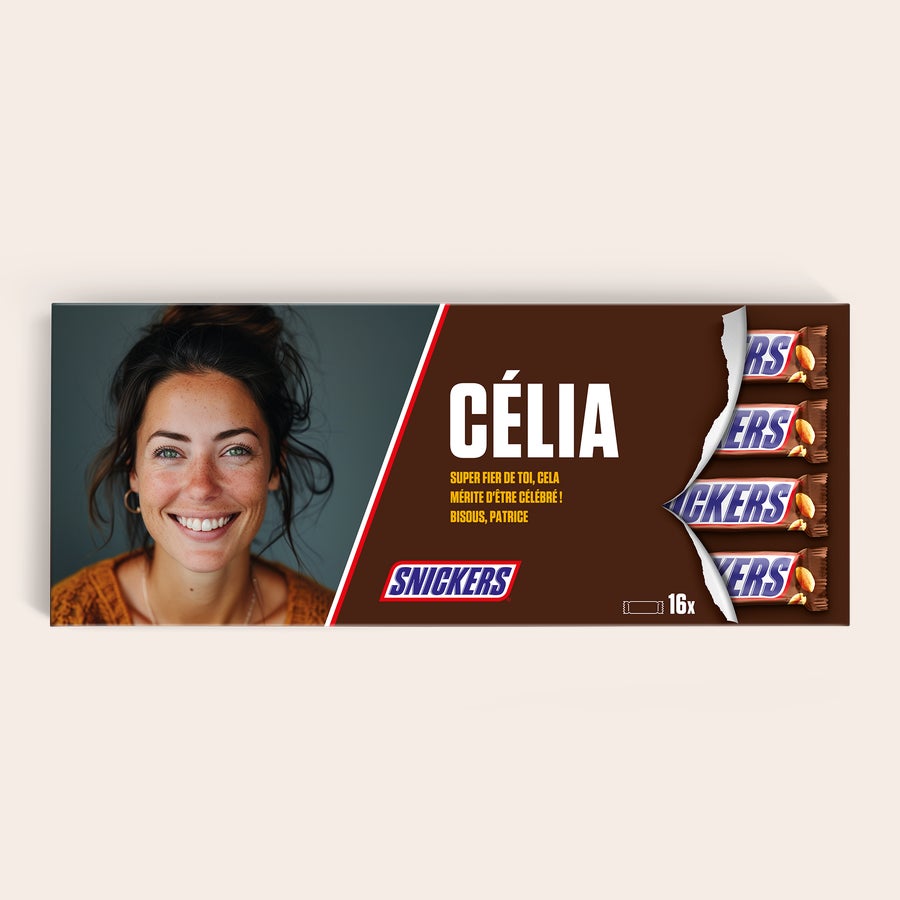 Méga Snickers personnalisé Méga Snickers personnalisé avec photo et nom Celia imprimés, incluant 16 barres.