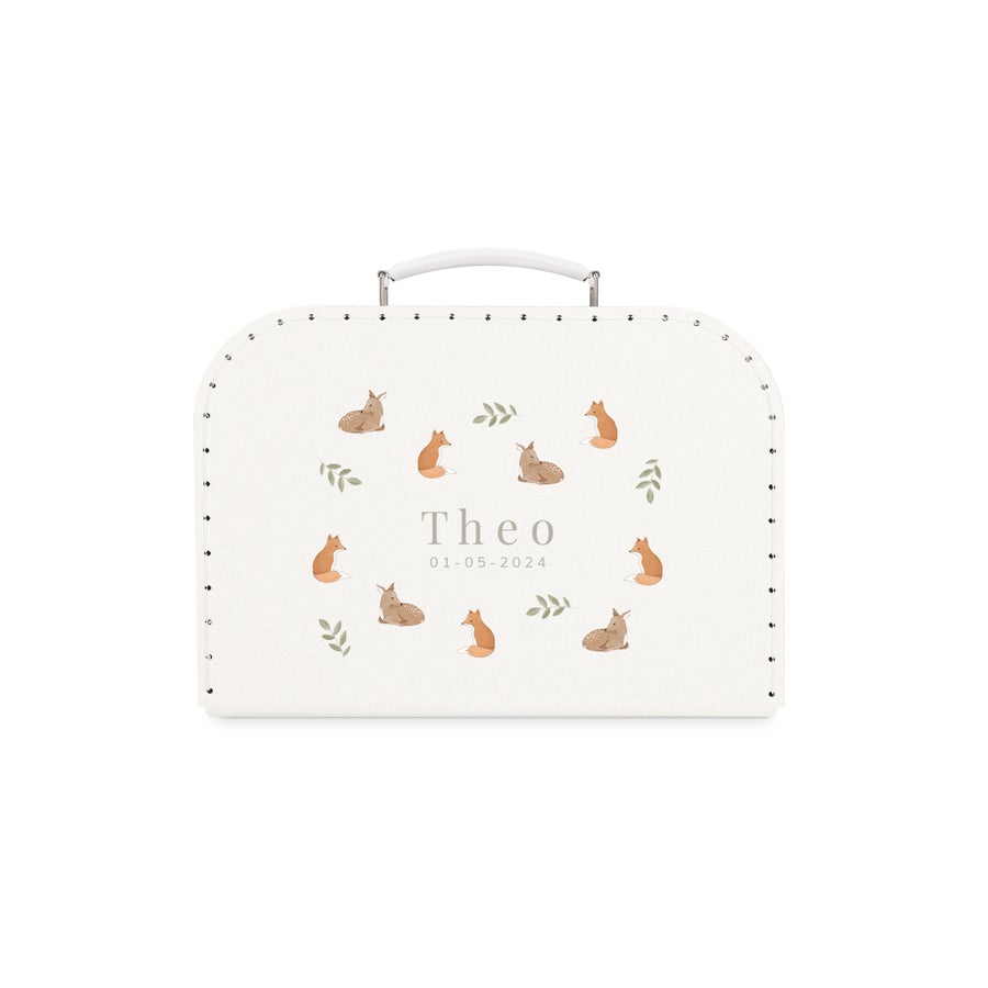 Tryckt barnresväska Personlig resväska för barn i vitt med en illustration av rävar och hjortar samt texten Theo 01-05-2024 tryckt på framsidan, en resesällskap som är unikt deras