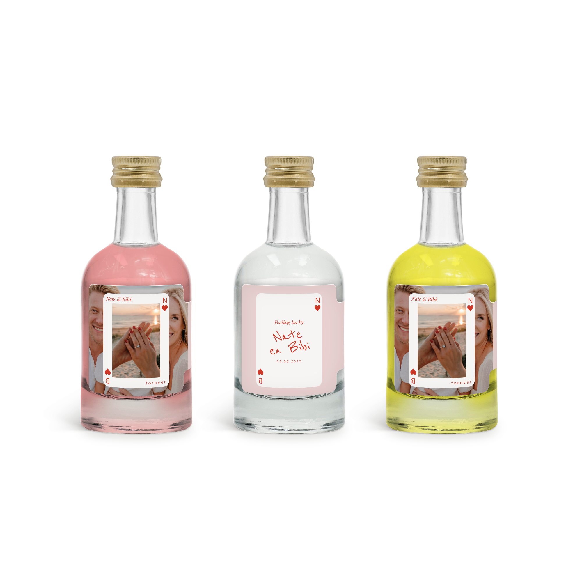 Drei personalisierte Mini-Alkohol-Probier-Sets mit Etiketten. Zwei Flaschen zeigen gedruckte Fotos eines Paares und die Namen Nate & Bibi, eine Flasche zeigt den Text "Nate en Bibi 02.05.2025".