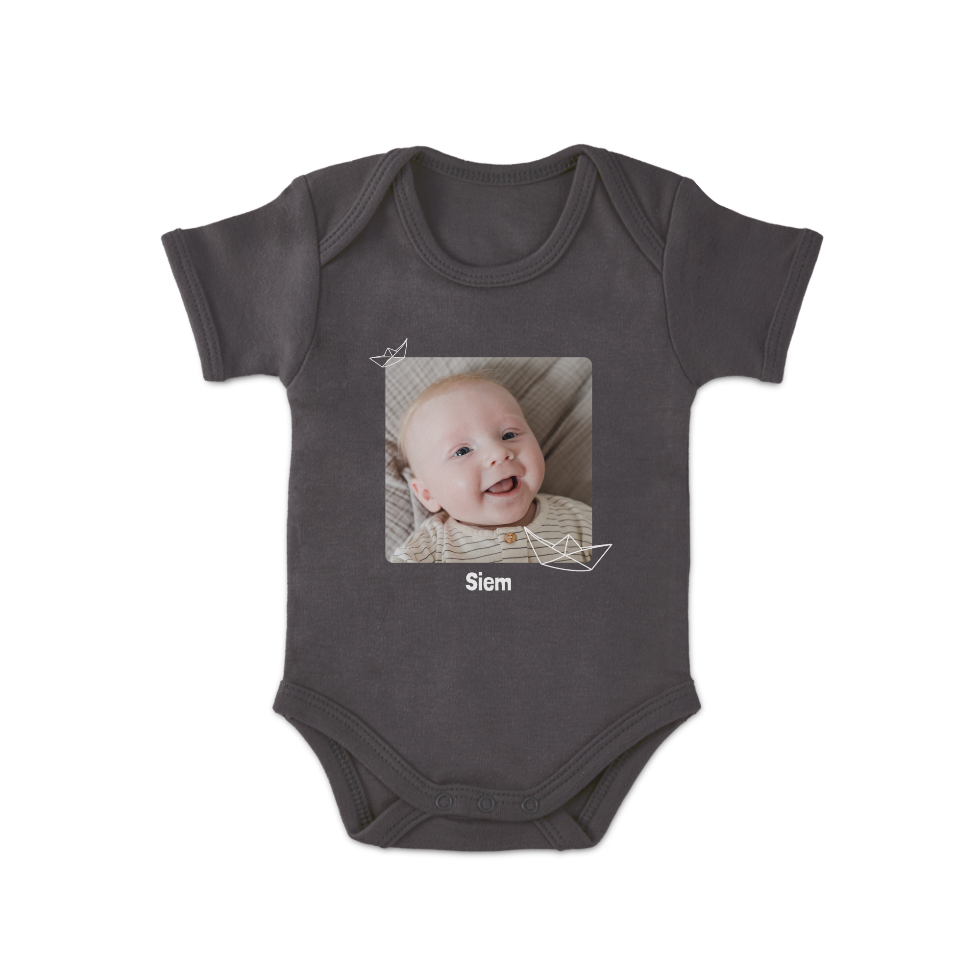 Grijs rompertje bedrukt met babyfoto en de naam Siem, met papieren bootjes in de hoeken