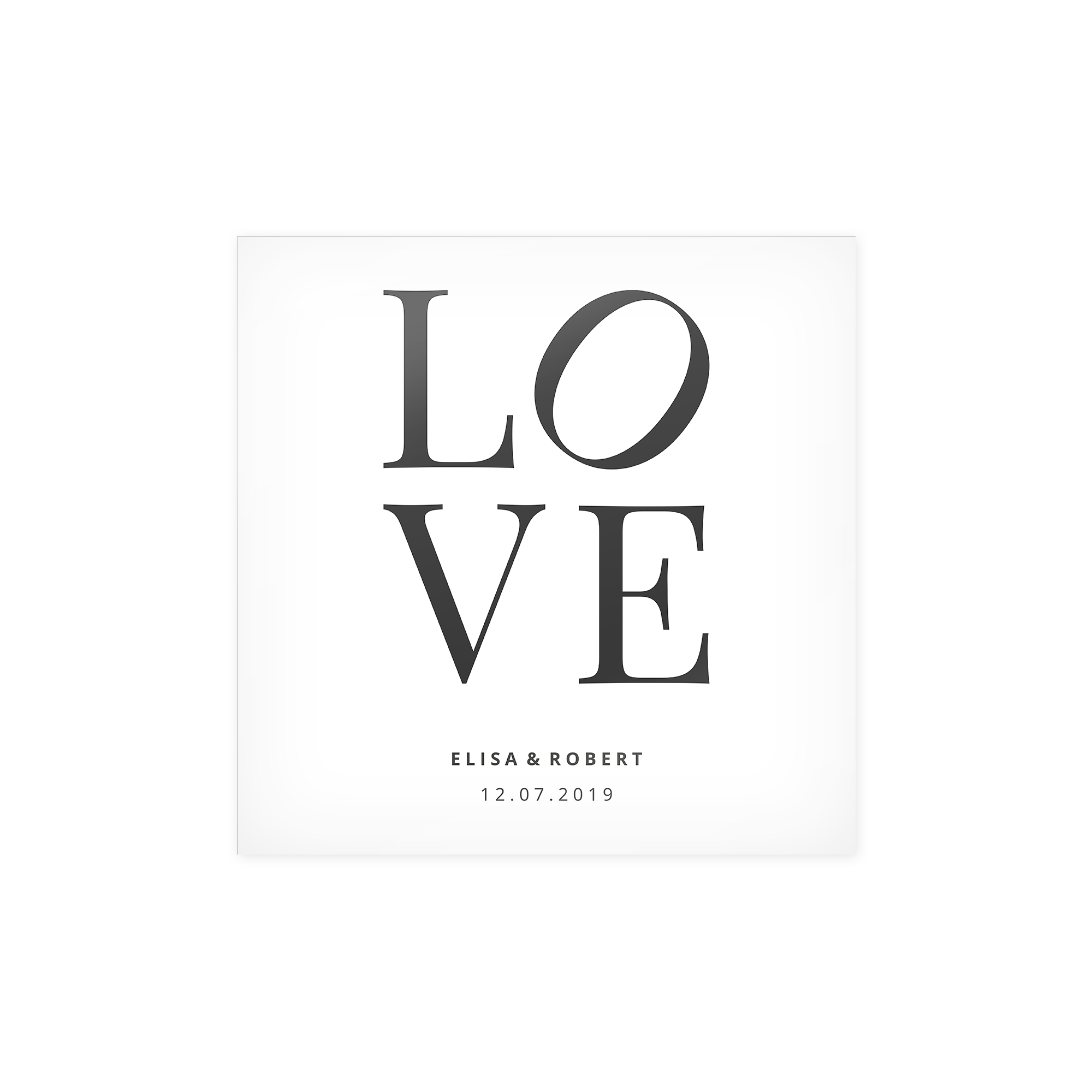 Persoonlijke poster met "LOVE", namen Elisa & Robert en datum 12.07.2019, gedrukt in zwart-wit.