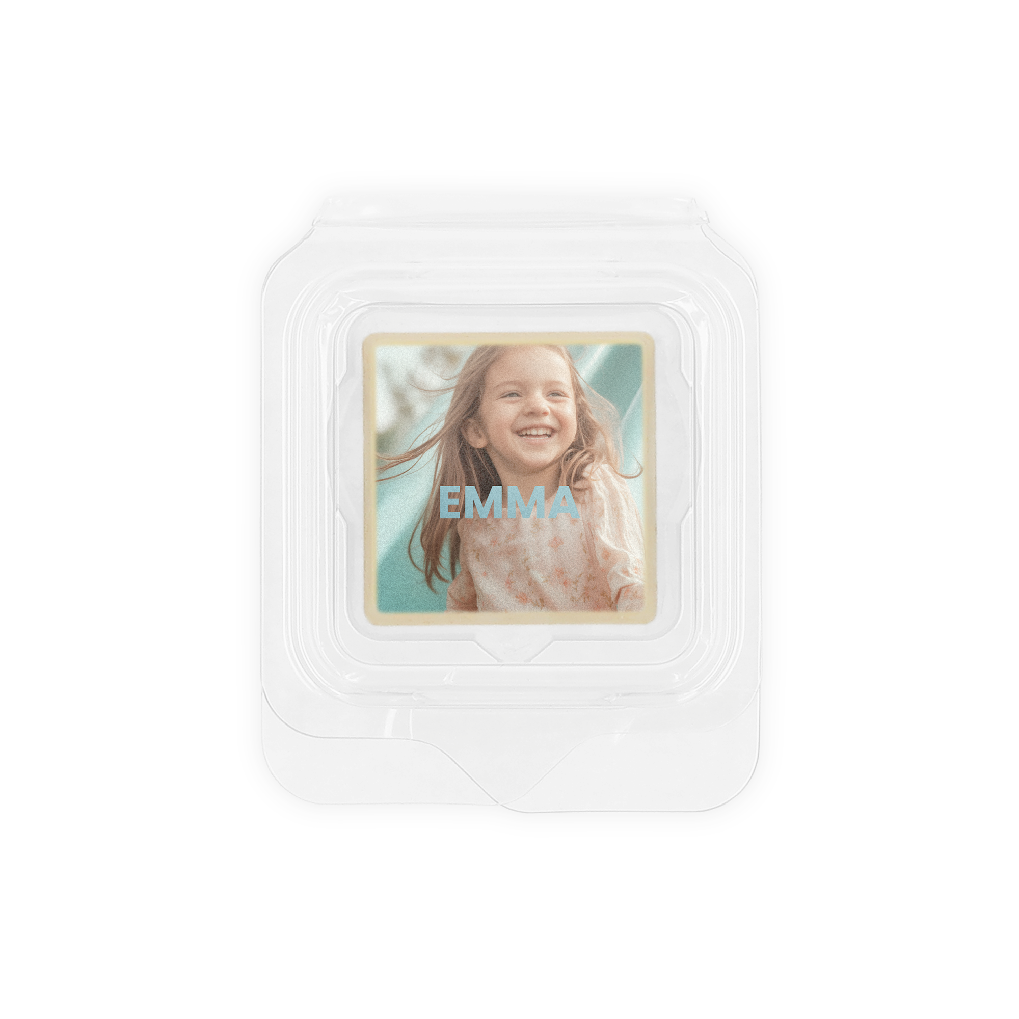 Eine einzeln verpackte Fotopraline bedruckt mit dem Foto eines lächelnden Mädchens und dem Namen Emma als Gastgeschenk.