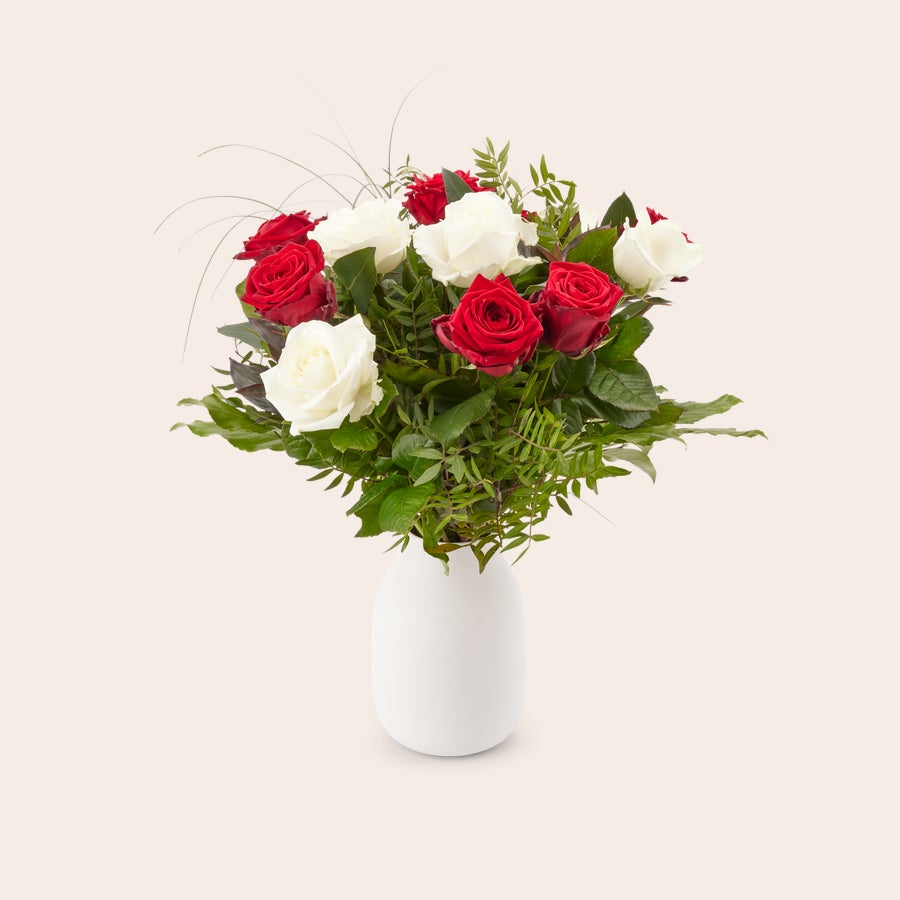 Rode en witte rozen Boeket van rode en witte rozen in vaas met gepersonaliseerd cadeaukaartje