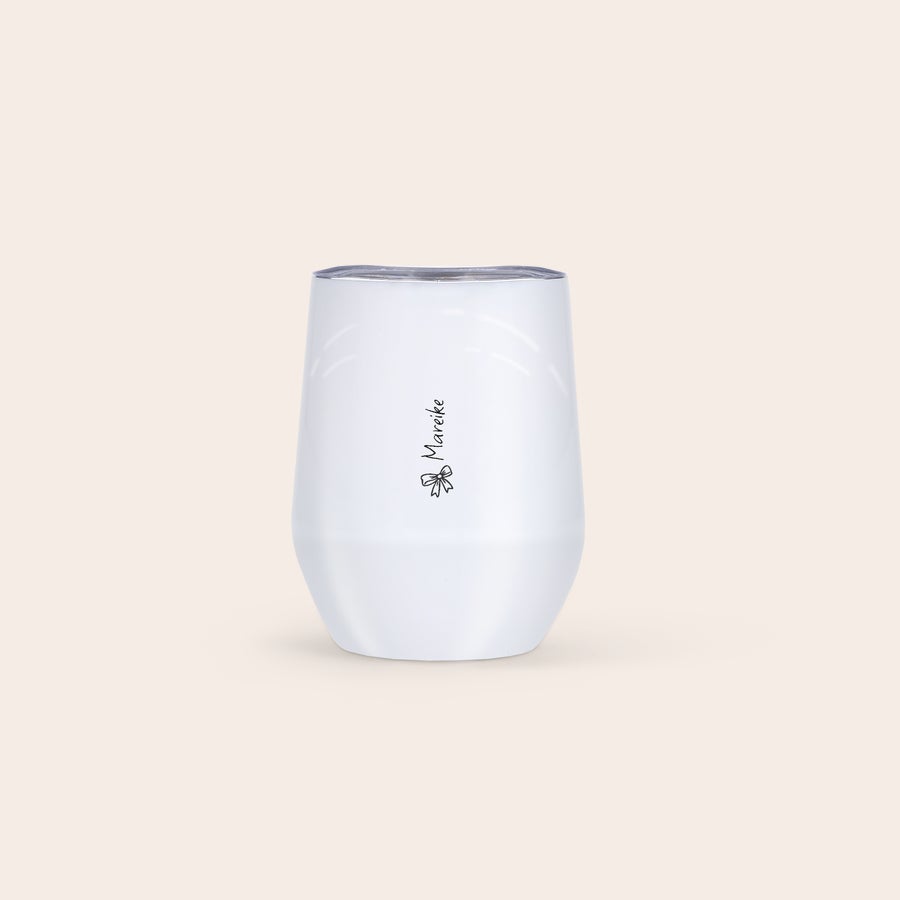 Kaffeebecher thermo personalisiert Personalisierter weißer Reisebecher mit Deckel, 350 ml, mit dem Namen Mareike und einer Schleife graviert.