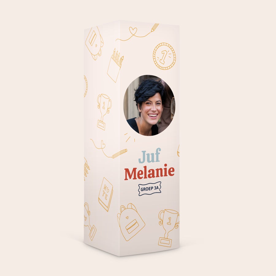 Gepersonaliseerd noten cadeaupakket  Gepersonaliseerde cadeauverpakking met foto van 'Juf Melanie' en 'Groep 3A', geprint met schoolthema.