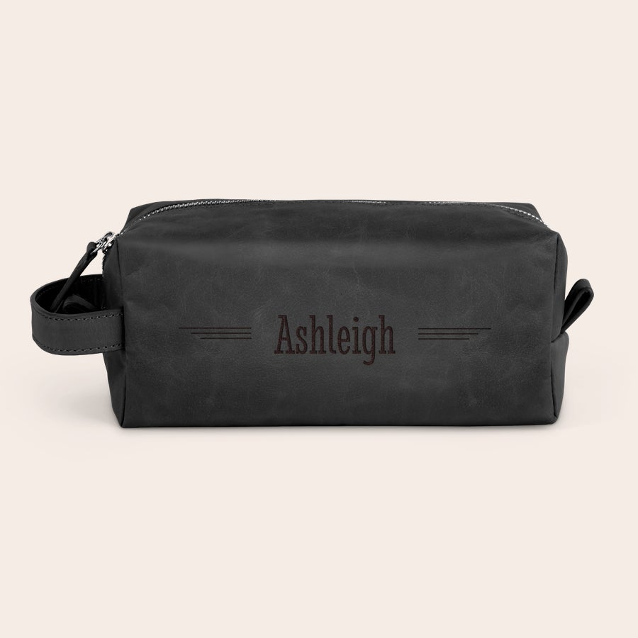 Geantă de toaletă din piele gravată Trusă de toaletă personalizată din piele neagră, gravată cu numele Ashleigh, pentru a-ți începe ziua cu stil.