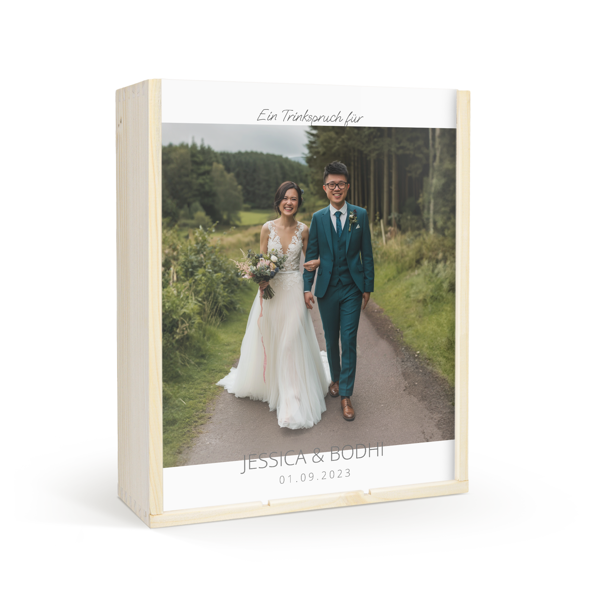 Maison de la Surprise Merlot in personalisierter Holzkiste mit Foto eines Hochzeitspaares, Namen Jessica & Bodhi und Datum 01.09.2023, bedruckt.