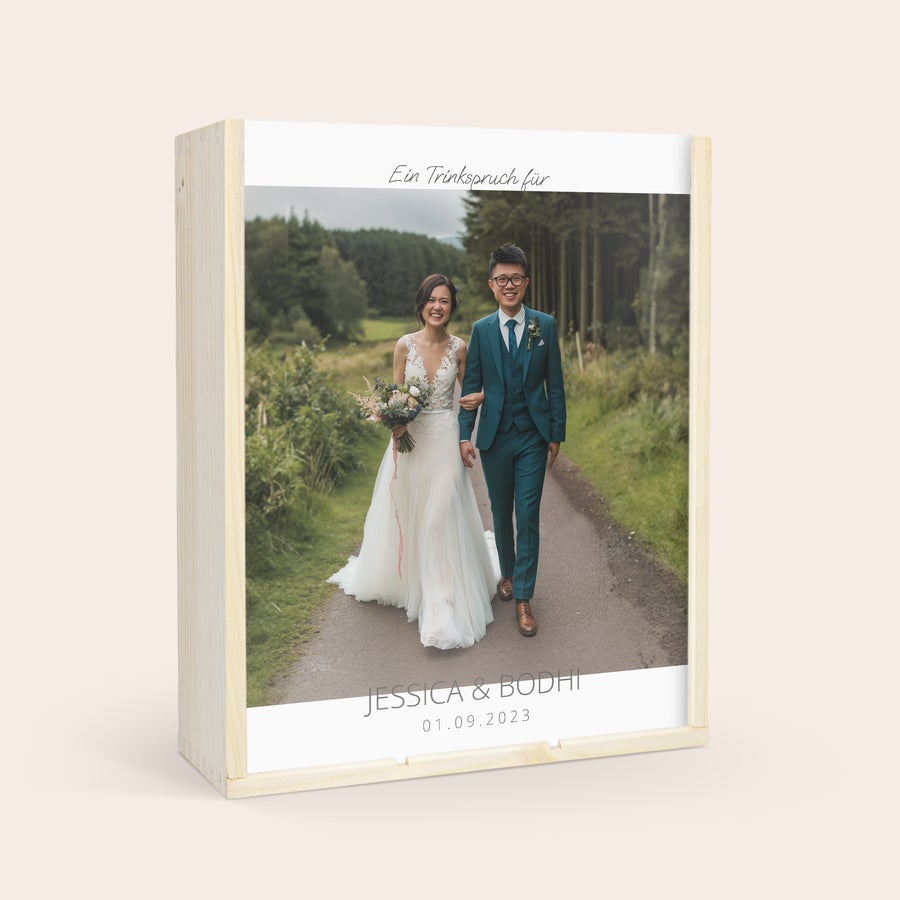 Wein Salentein Chardonnay personalisieren Salentein Chardonnay in personalisierter Holzkiste mit Gläsern. Gedrucktes Hochzeitsfoto mit Namen JESSICA & BODHI und Datum 01.09.2023 auf dem Deckel.
