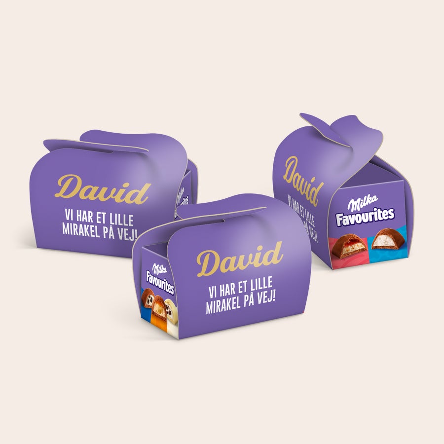 Milka Favourites multipak-gaver – personlige Tre lilla Milka chokoladeæsker med navnet David og teksten "vi har et lille mirakel på vej", lavet til dem.