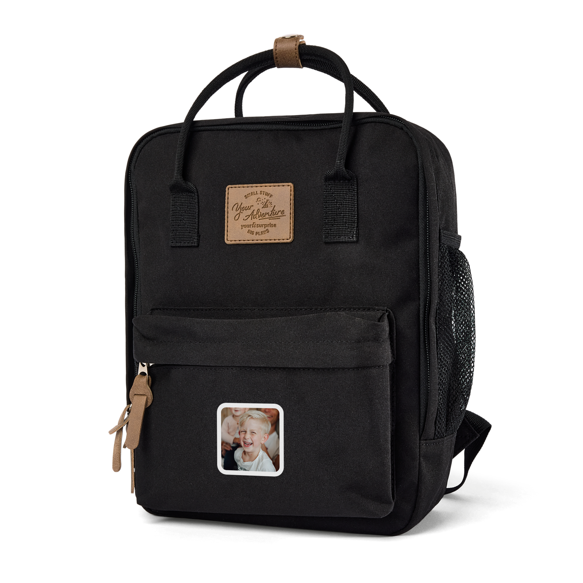 Mochila infantil preta personalizada com foto impressa de criança sorridente.