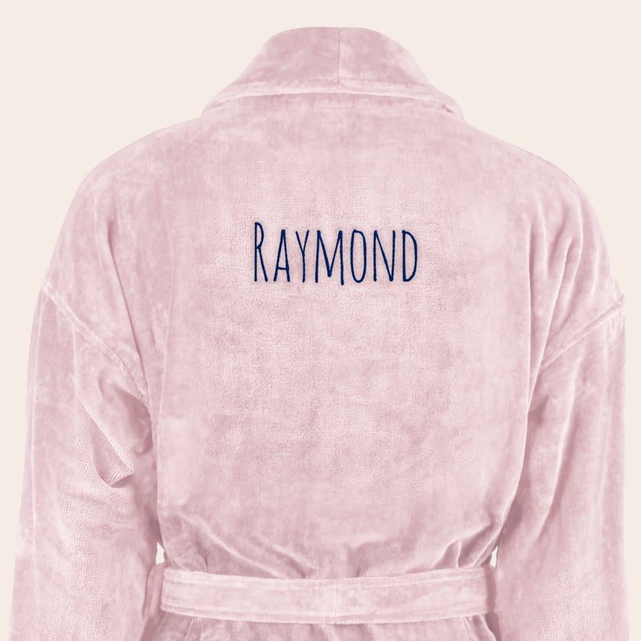 Badjas Heren met naam geborduurd Roze badstof badjas, geborduurd met de naam RAYMOND in donkerblauwe letters op de rug.