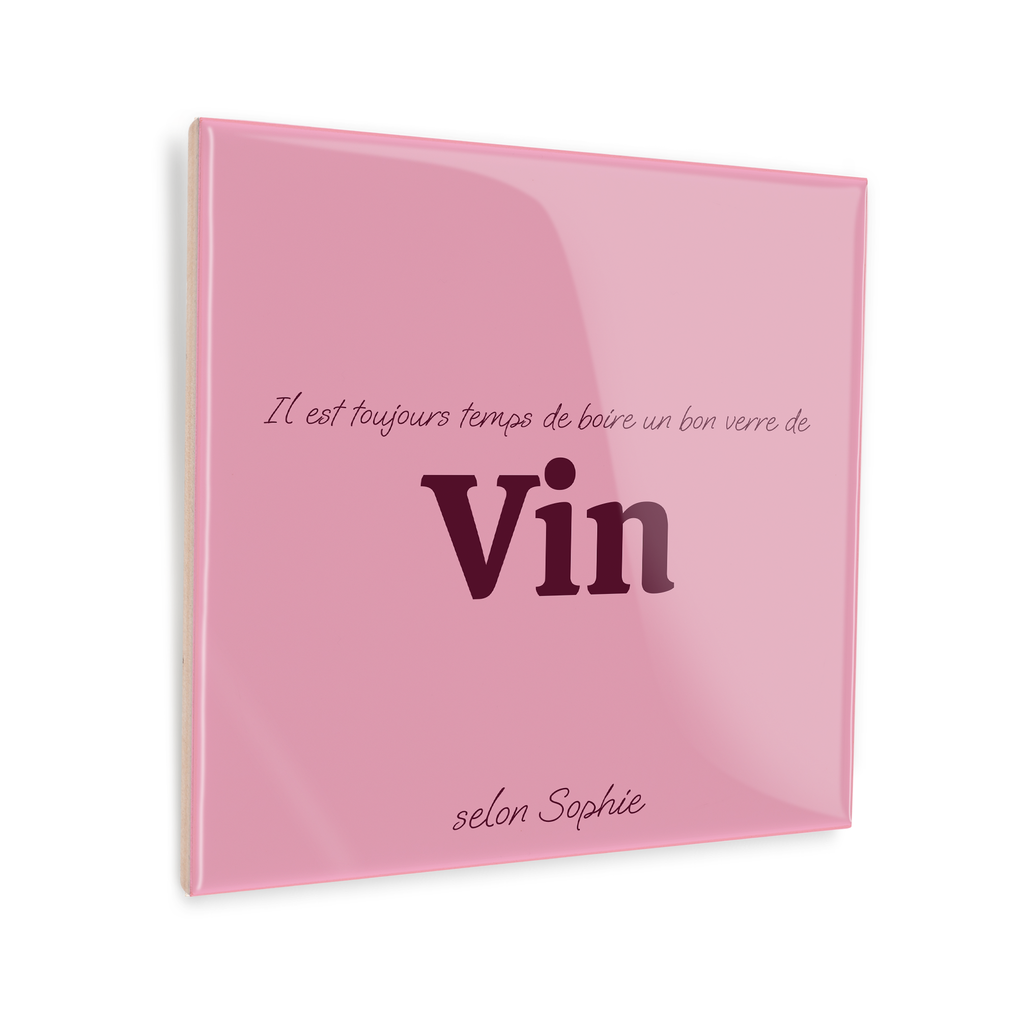 Carreau dicton personnalisé rose avec le texte Il est toujours temps de boire un bon verre de Vin selon Sophie