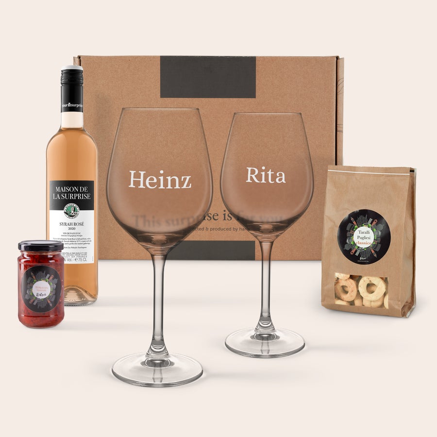 Präsentbox mit Wein, gravierten Gläsern & Snacks Präsentkorb mit Roséwein, Tapenade, Crackern und zwei Weingläsern, graviert mit den Namen Heinz und Rita für Überrasche Weinliebhaber