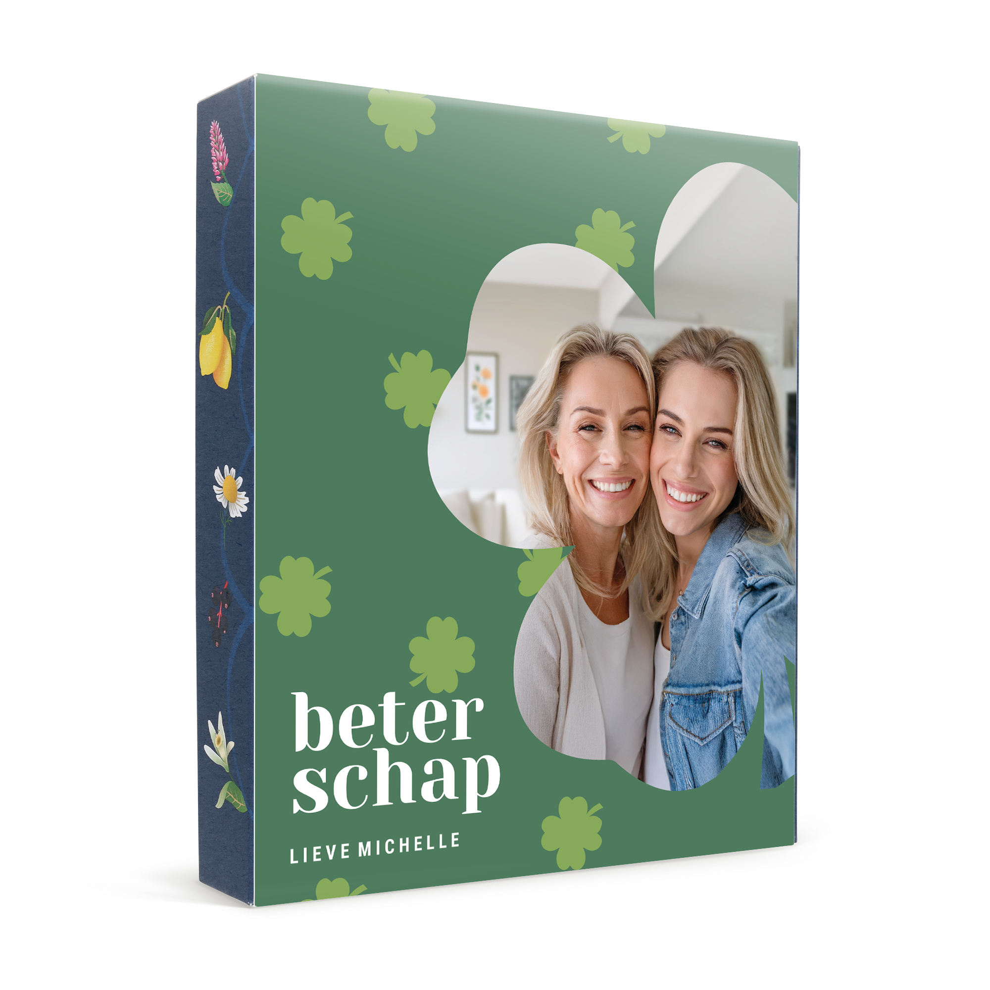 Gepersonaliseerde theedoos met foto van twee glimlachende vrouwen, tekst "beterschap lieve Michelle" en klavertjes geprint, voor een rustgevend theemoment.