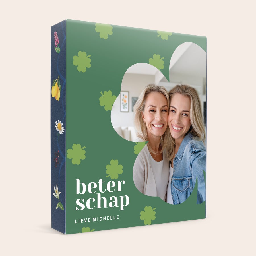 Pukka thee personaliseren Gepersonaliseerde theedoos met foto van twee glimlachende vrouwen, tekst "beterschap lieve Michelle" en klavertjes geprint, voor een rustgevend theemoment.