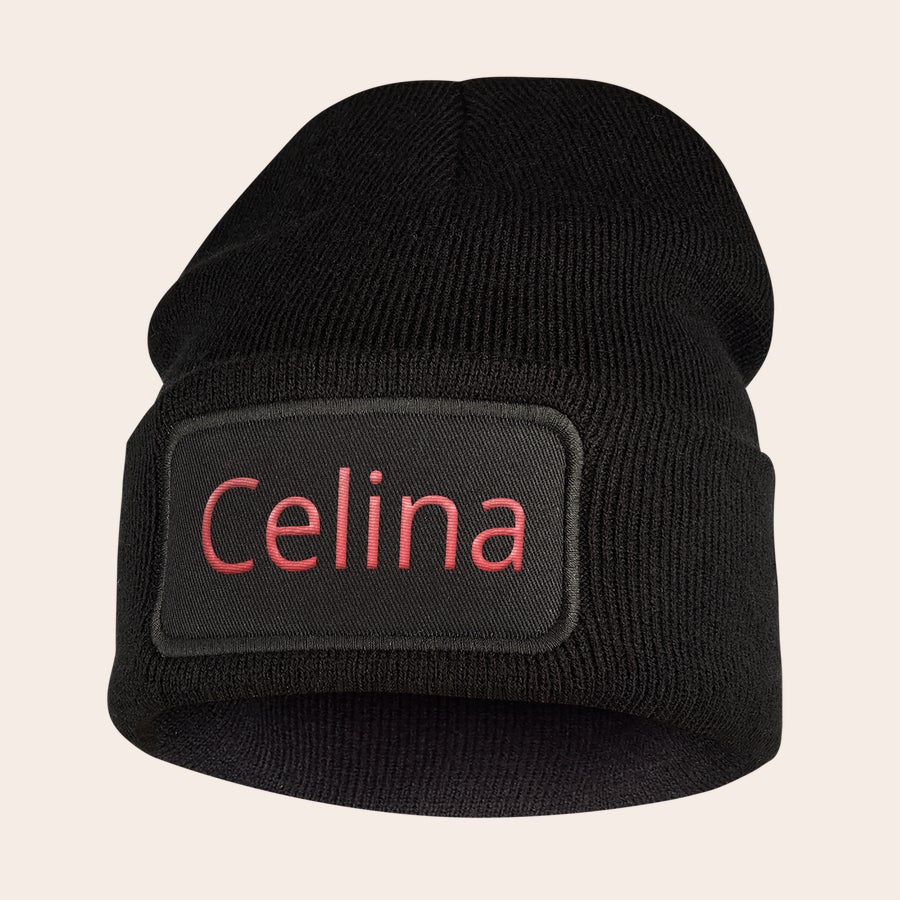 Mützen besticken Schwarze Mütze mit Namen Celina in Rosa, gestickt auf einem Baumwollstück, ideal als Mütze mit Namen