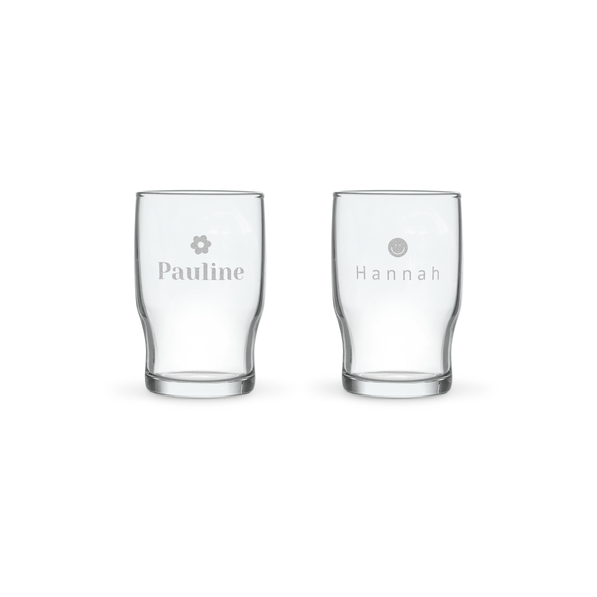 Deux gobelets personnalisés avec prénom gravé au laser un avec Pauline et une fleur et lautre Hannah et un smiley