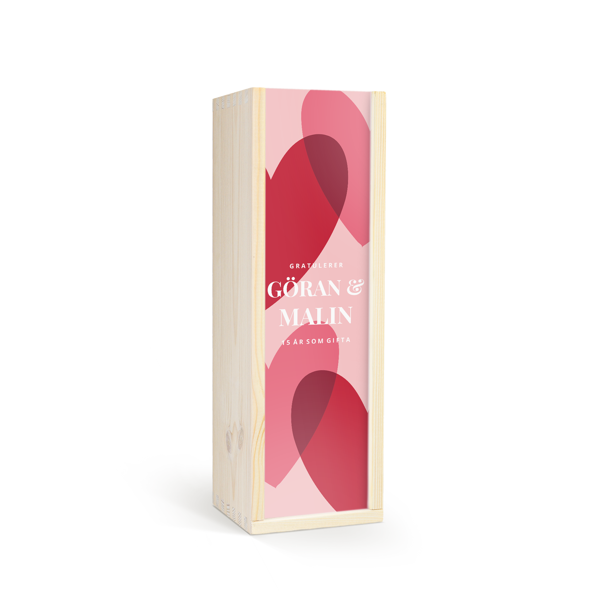 Vinlåda i trä med tryck som gratulerar Göran och Malin till 15 år som gifta, med röda hjärtan