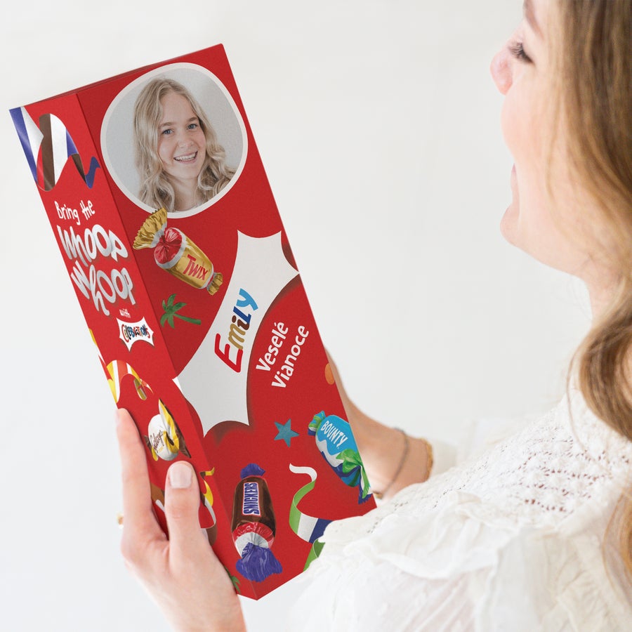 Celebrations Personalizovaná fľaša so sladkosťami - Celebrations s vlastnou fotkou menom Emily a textom Veselé Vianoce