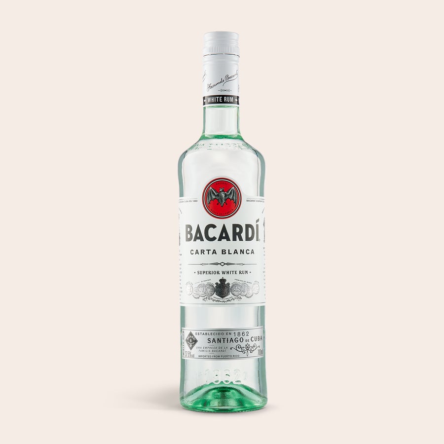 Rum Bacardi wit personaliseren Fles Bacardi Carta Blanca witte rum in een bedrukte houten kist met jouw foto of tekst als persoonlijk rum cadeau.
