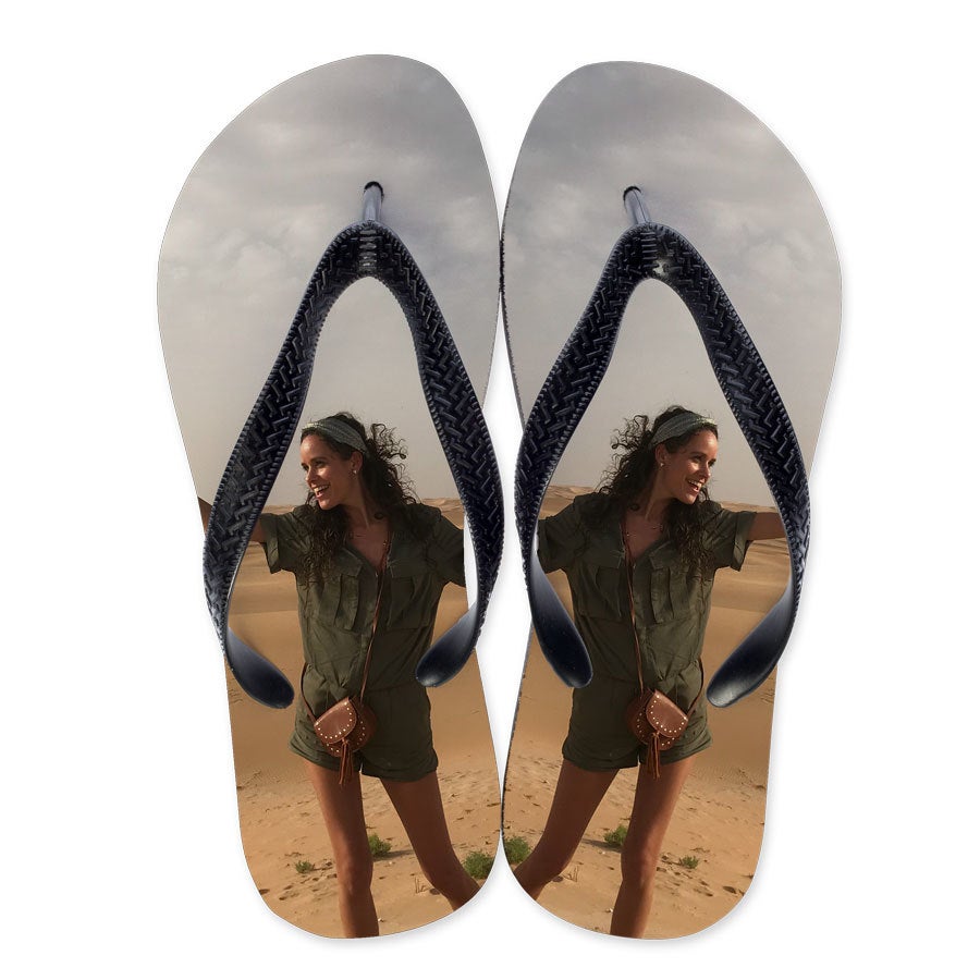 Individuelle Zehensandalen mit aufgedrucktem Foto einer Frau in der Wüste, schwarze Riemen