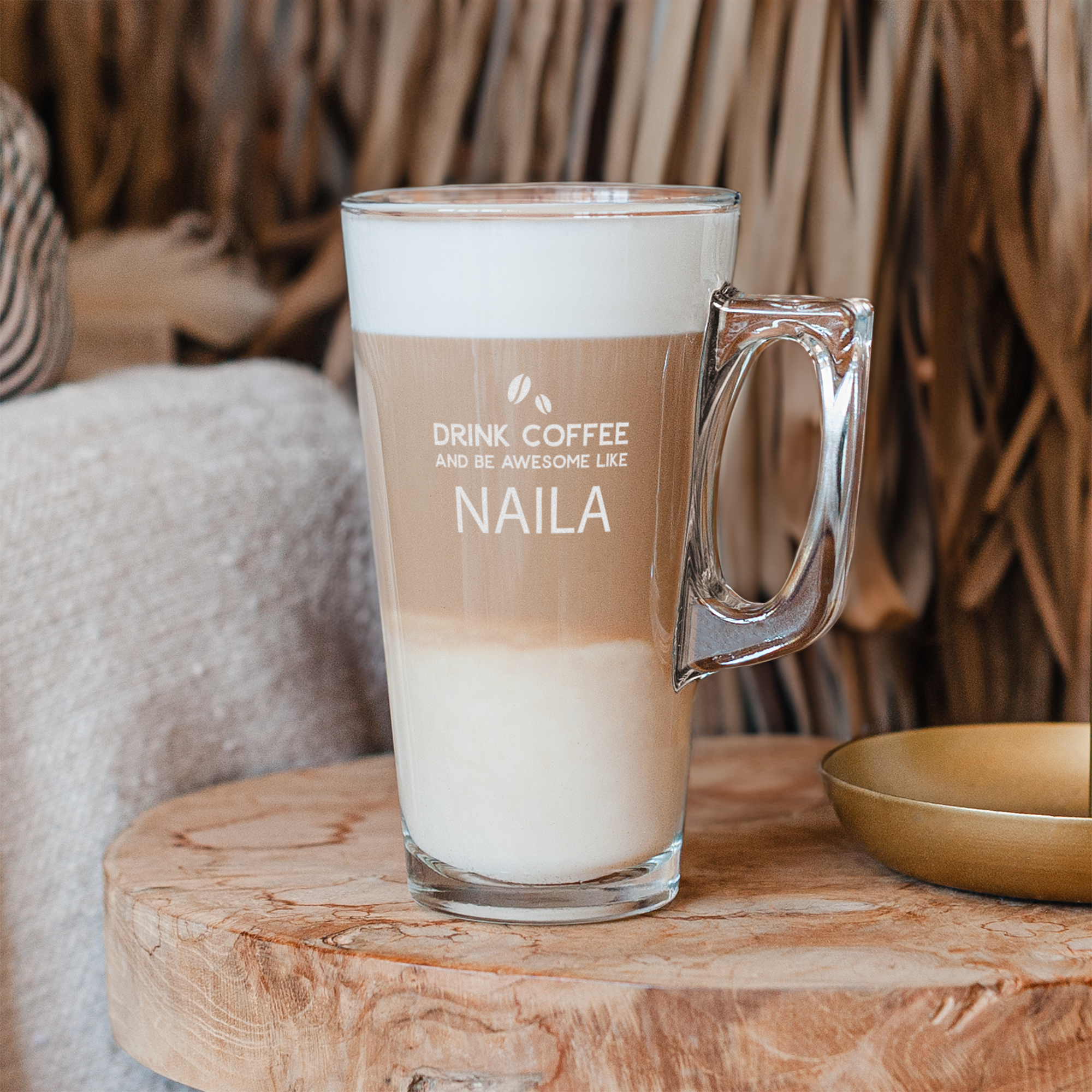 Personalisiertes Latte Macchiato Glas graviert mit dem Namen Naila und Text Drink Coffee and Be Awesome Like