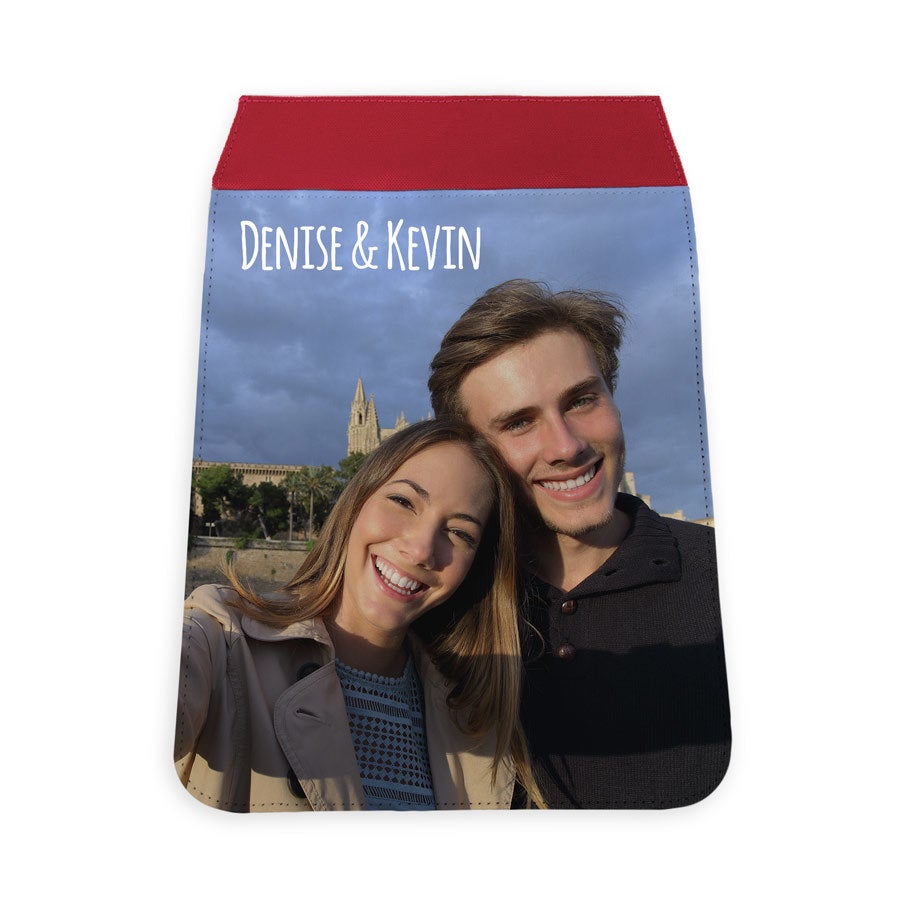 Luo ylimääräinen kansi henkilökohtaiselle laukulle valokuvalla ja nimillä Denise & Kevin, painettu täysväreissä.
