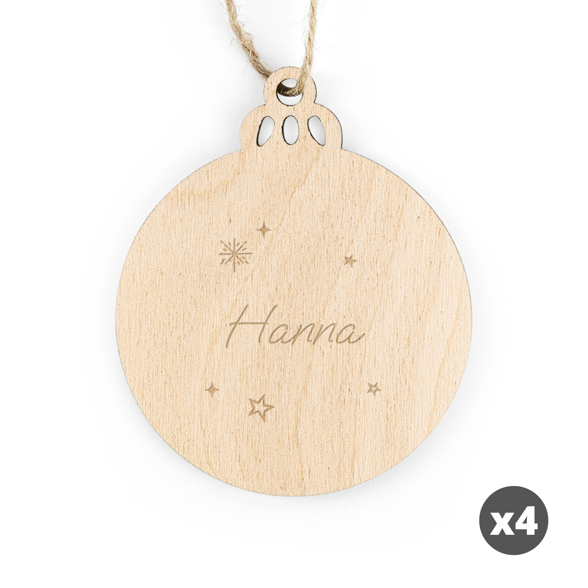 Cirkelformad juldekoration i trä graverad med namnet Hanna, snöflingor och stjärnor