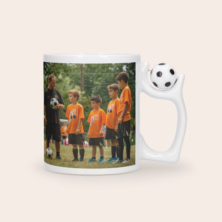 Fotomugg - Fotboll Keramikmugg med personligt foto av fotbollslag och text, handtag med en snurrande fotboll.