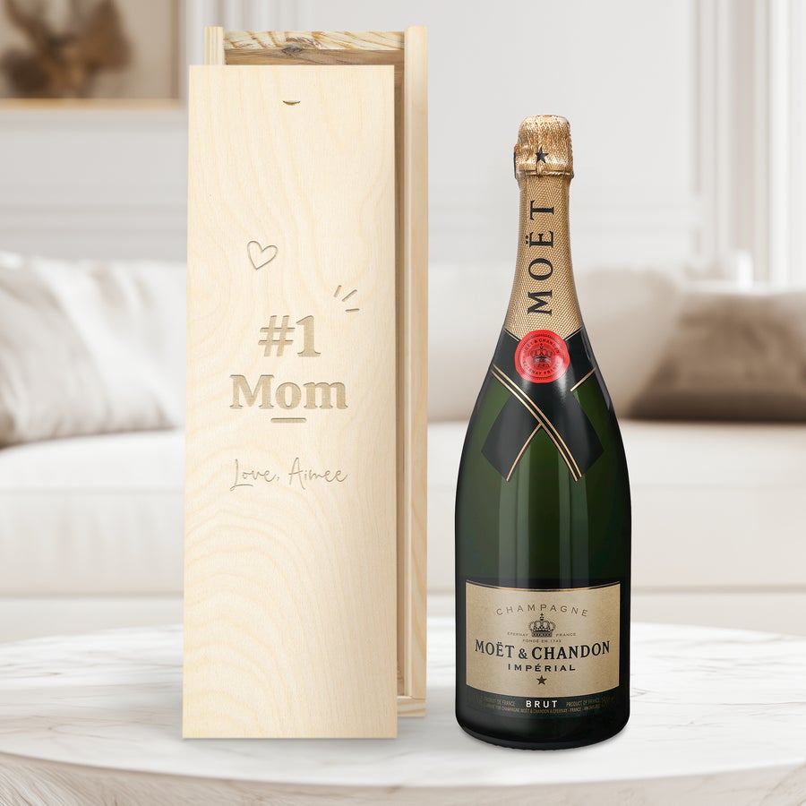 Moet et Chandon Brut - Caixa Personalizada Champanhe Moët et Chandon em caixa de madeira personalizada, gravada com "#1 Mom Love, Aimee".