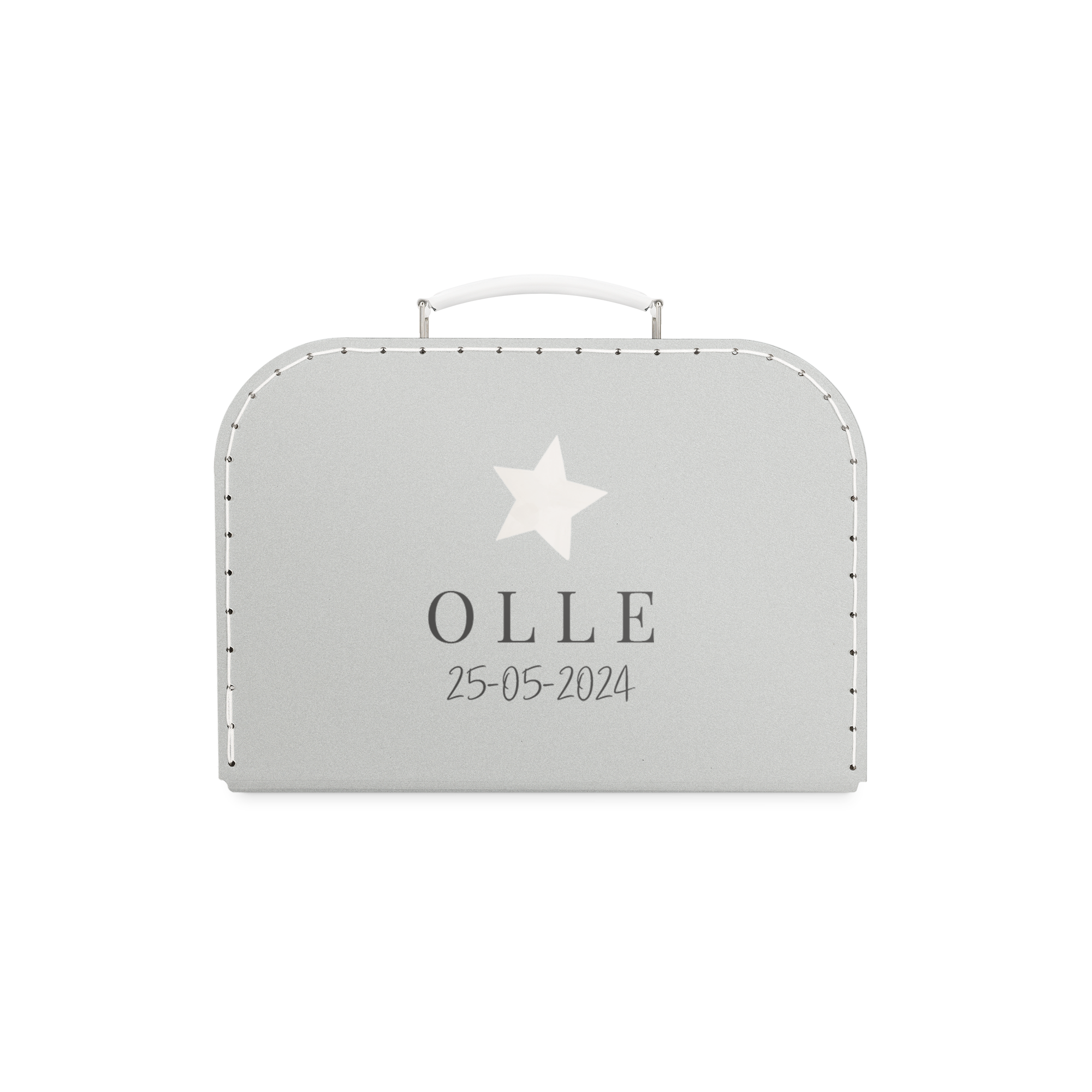 Grå barnresväska med vitt handtag, en vit stjärna, namnet Olle och datumet 25-05-2024 tryckt på framsidan, en resesällskap som är unikt deras.