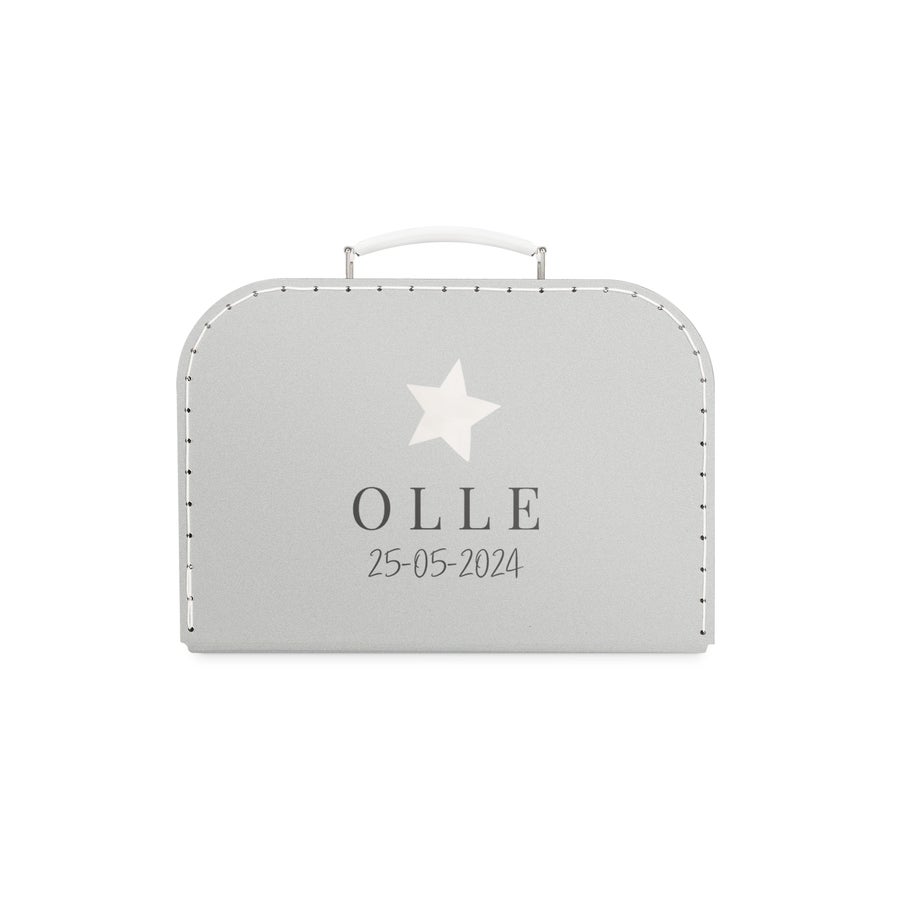 Tryckt barnresväska Grå barnresväska med vitt handtag, en vit stjärna, namnet Olle och datumet 25-05-2024 tryckt på framsidan, en resesällskap som är unikt deras.
