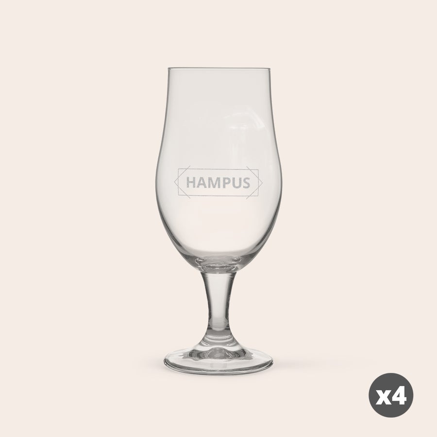 Graverat Pina Colada cocktailglas Personligt pina colada-glas, graverat med namnet Hampus i en geometrisk ram, perfekt för att överraska nära och kära.