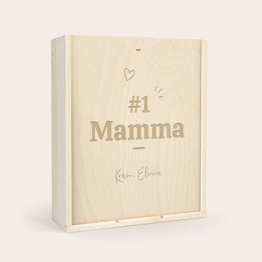 Personliga Vinlåda Flaska i en låda med personaliserat lock med texten #1 Mamma och Kram Elvira graverad på trälådan