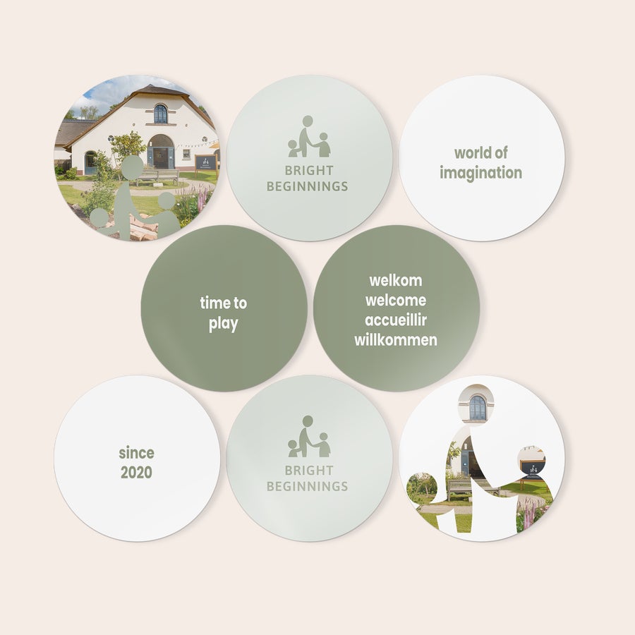 Personlig Billedvæg Runde trævægkunstpaneler med billeder og teksten "Bright Beginnings" og "since 2020", trykt med dit design