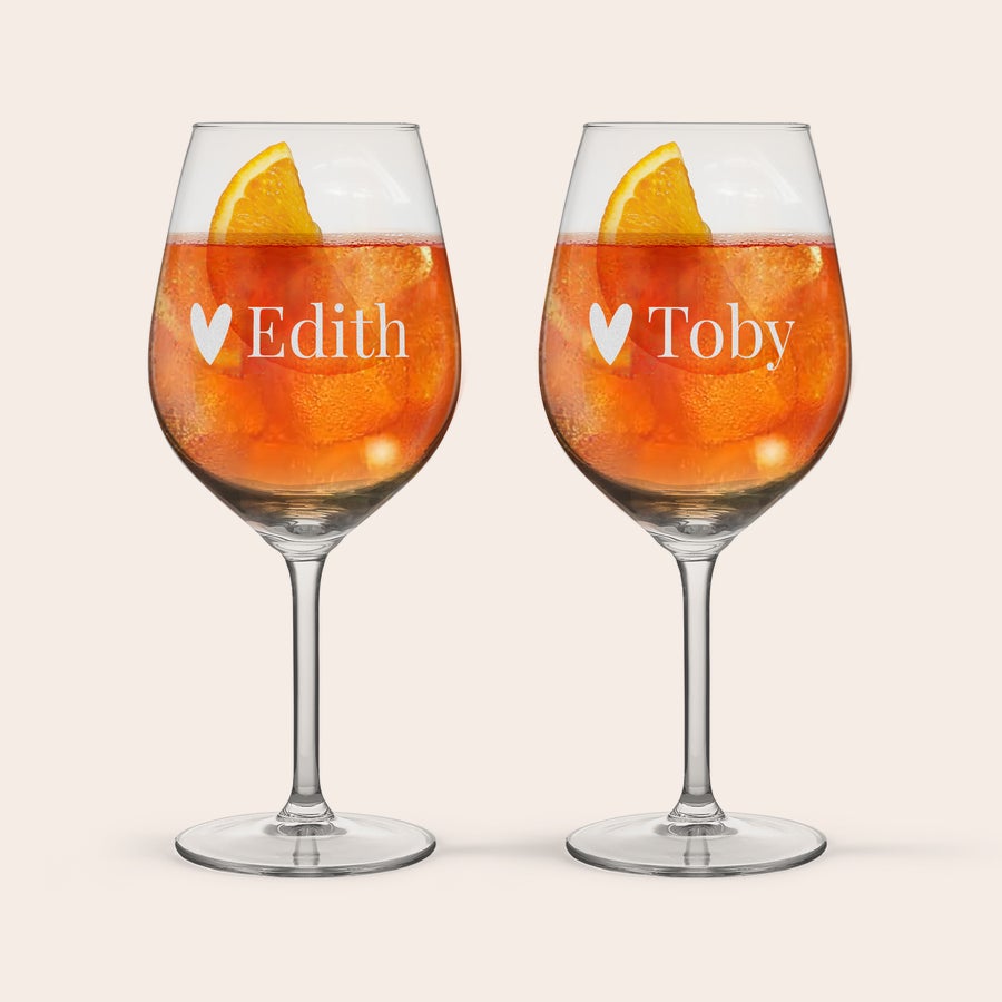 Personalizovaná sklenice na Aperol Spritz Nazdraví se dvěma rytými skleničkami na Aperol Spritz se jmény Edith a Toby, doplněnými srdíčkem a plátky pomeranče