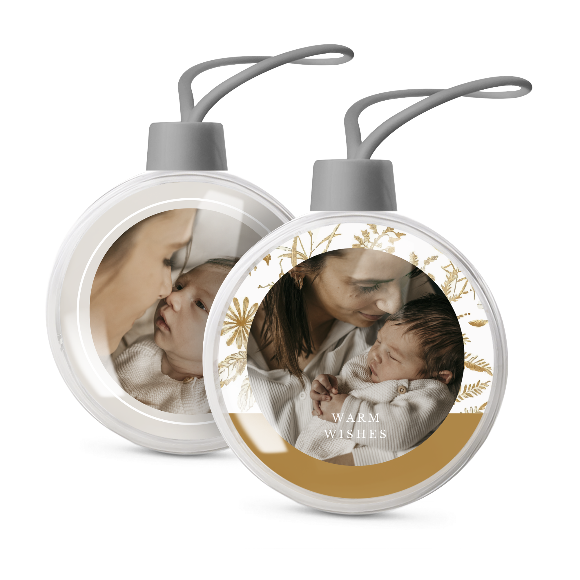Deux boules de Noël de bébé transparentes avec photos personnalisées et motifs dorés, parfaites pour le premier Noël de bébé.