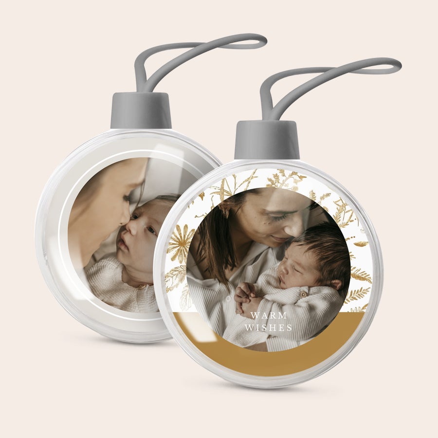 Julekugle med navn og årstal (2 stk) To personlige julekugler til at fejre babys første jul, trykt med billeder af en baby og mor.