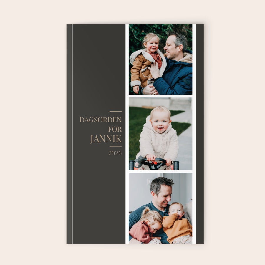 Brugerdefineret planlægger Personlig kalender 2026 i mørkegrå med trykte fotos og teksten Dagsorden for Jannik, perfekt til at lægge masser af planer.