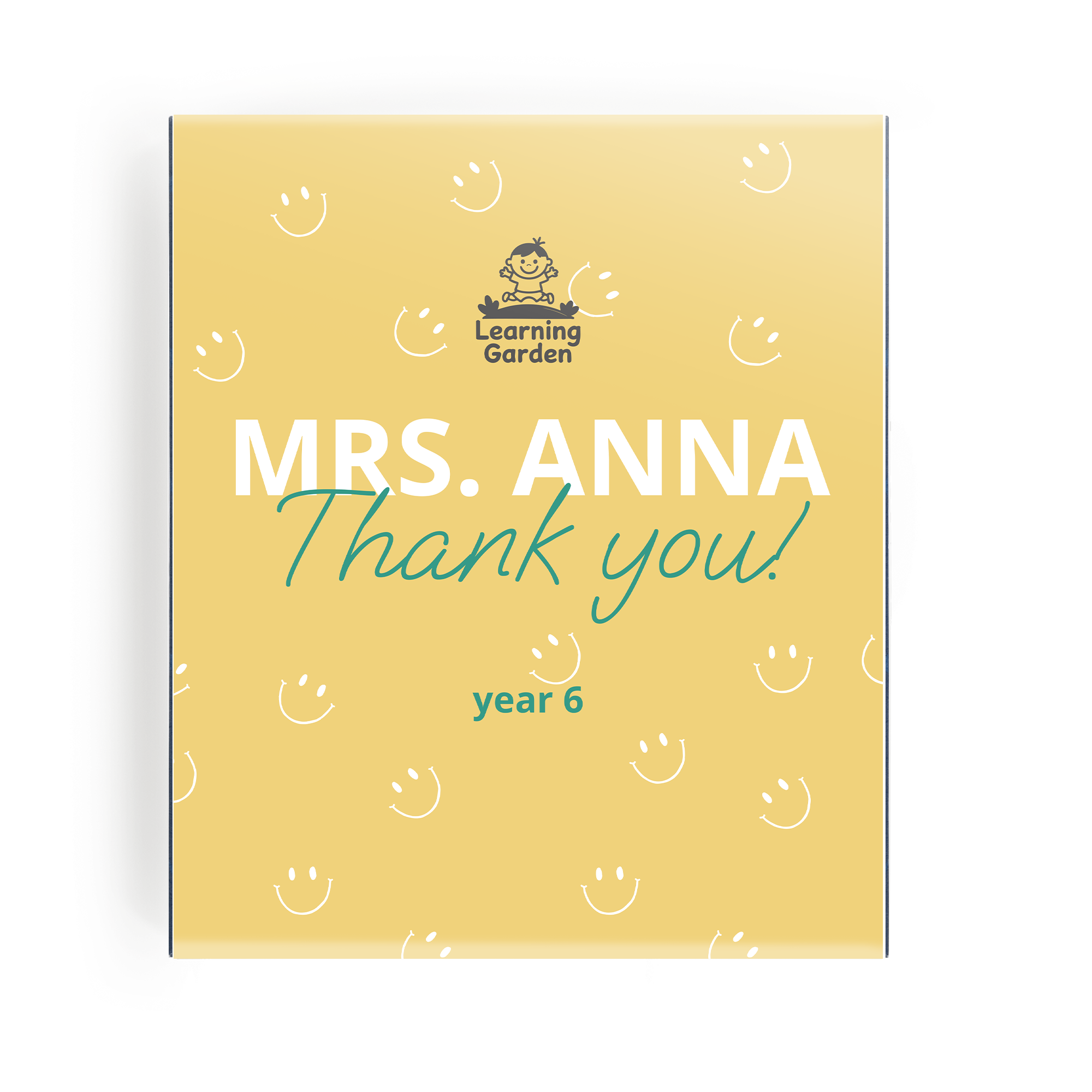 Caja de té personalizada impresa con nombre "MRS. ANNA" y mensaje "Thank you! year 6" sobre fondo amarillo con sonrisas. Tu Santuario del Té Personalizado te Está Esperando.