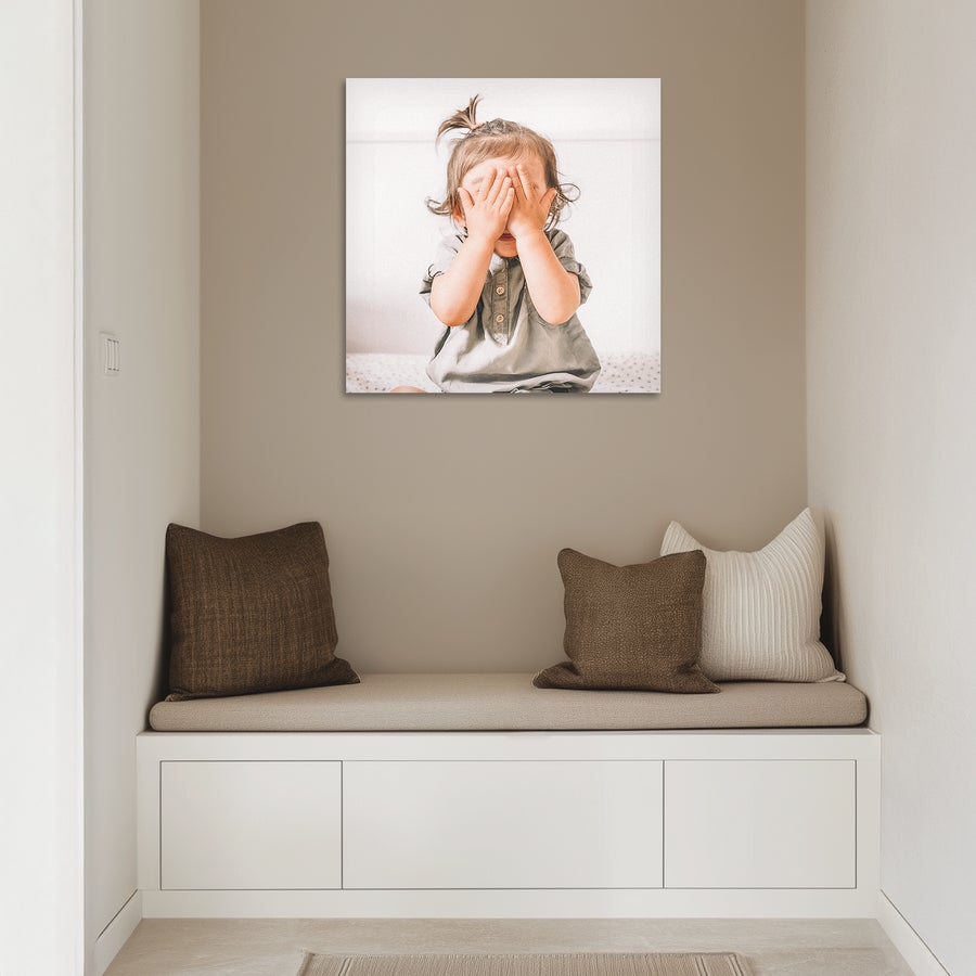 Foto plošča iz aluminija Chromaluxe aluminijasta foto plošča z natisnjeno fotografijo otroka ki pokriva obraz, da ujamete spomine.