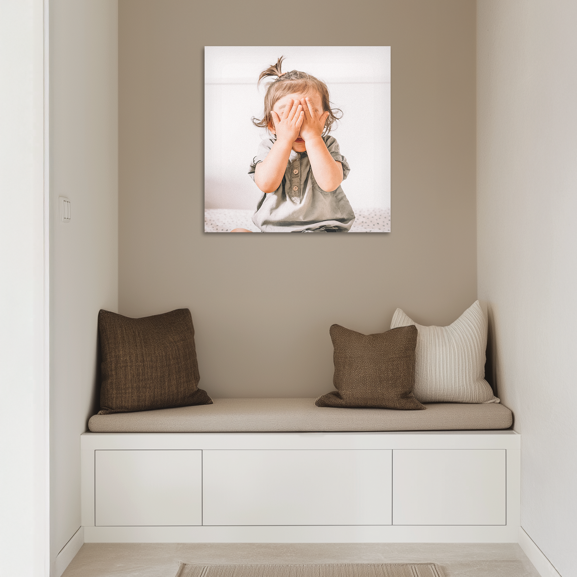 Vertikálny Chromaluxe hliníkový foto panel s potlačenou fotografiou rozkošného dieťaťa, ktoré si zakrýva tvár rukami. Zachyťte svoje obľúbené spomienky pomocou fotografických výtlačkov z hliníka Chromaluxe.