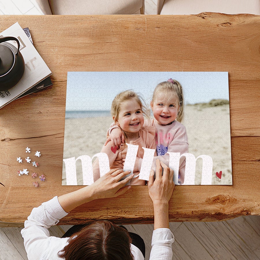 Duże puzzle ze zdjęciem Ułożone personalizowane puzzle ze zdjęcia dwóch uśmiechniętych dziewczynek z napisem "mum" i czerwonym sercem, drukowane ze zdjęcia.