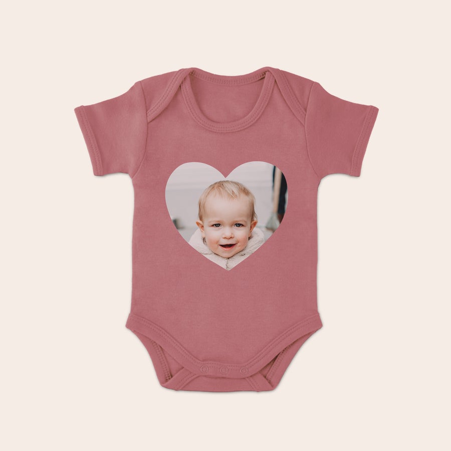 Macacão de Bebé Body de bebé rosa personalizado com uma foto de criança estampada em forma de coração, perfeito para surpreender os recém papás