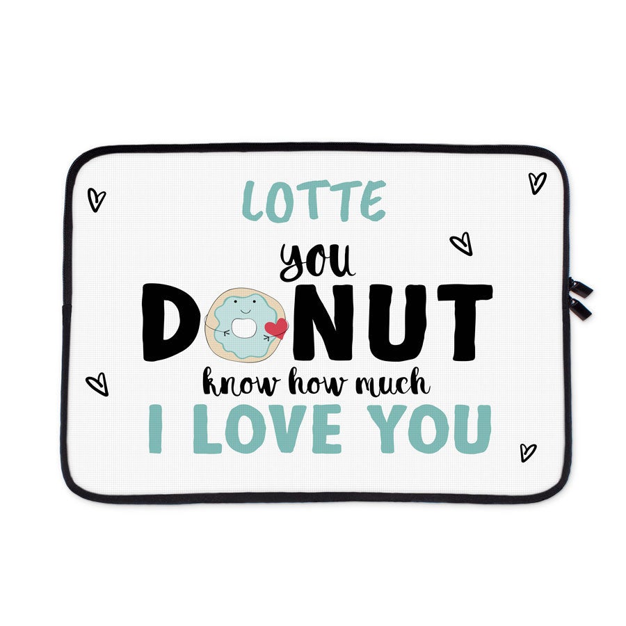 Witte bedrukte laptophoes met Lotte you donut know how much I love you en hartjes