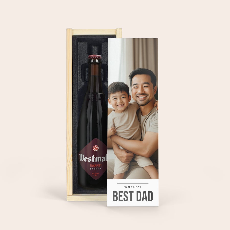 Personalizowany zestaw  piw - Westmalle Dubbel i Tripel Butelka piwa Westmalle w drewnianej skrzynce z kolorową spersonalizowaną etykietą ze zdjęciem taty i syna oraz tekstem World's Best Dad to idealny prezent na piwo.