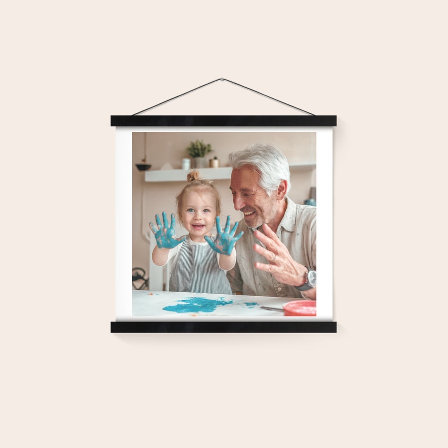 Poster  Personalizzato con Cornice da Appendere Poster da parete personalizzato con una foto stampata di nonno e nipotina che giocano con la pittura blu