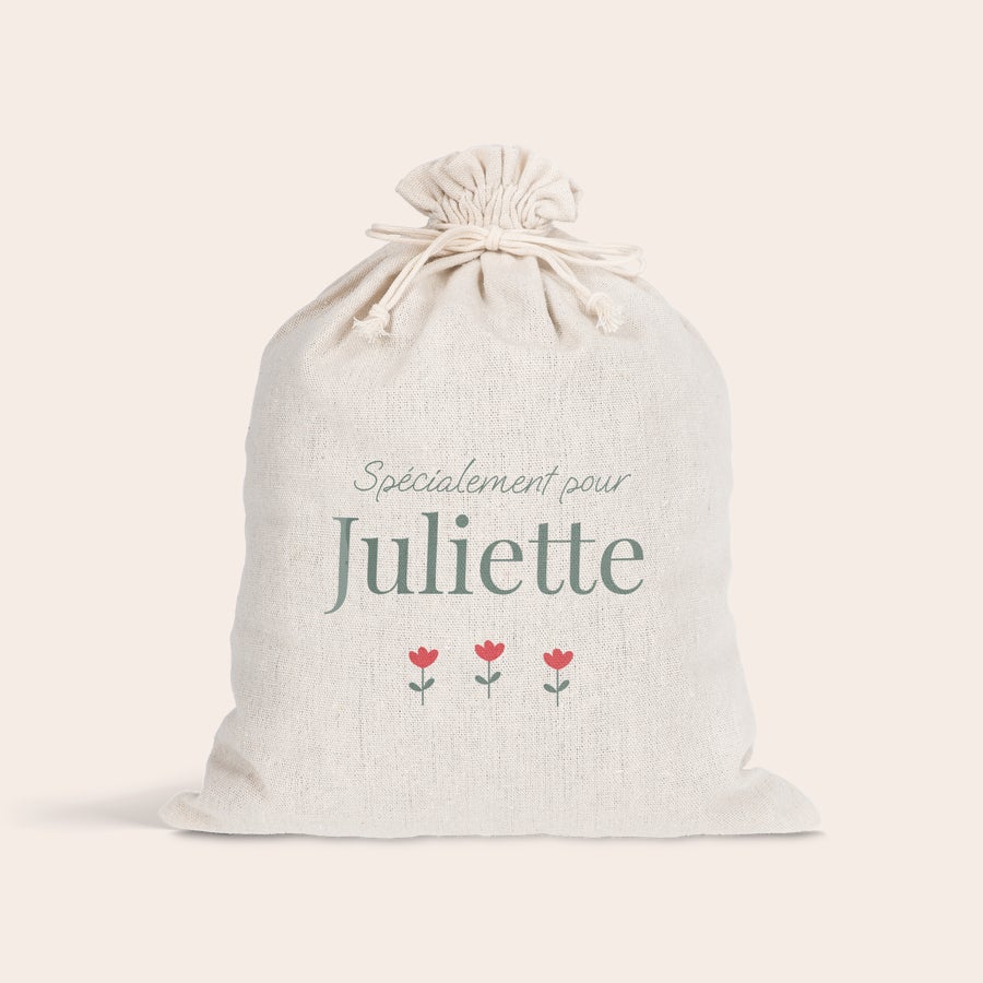 Sac cadeau à cordon - Pâques Sac à cordon personnalisé en coton Rendez Pâques spécial, imprimé avec "Spécialement pour Juliette" et trois fleurs rouges.